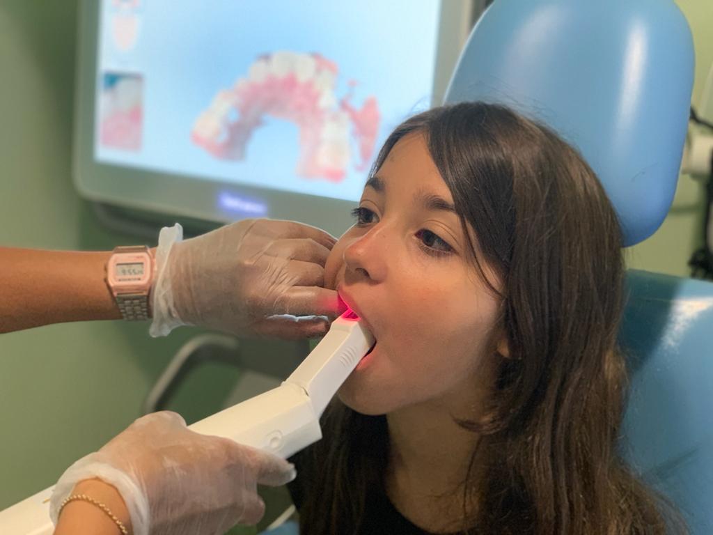 Paciente realizando o escaneamento intraoral