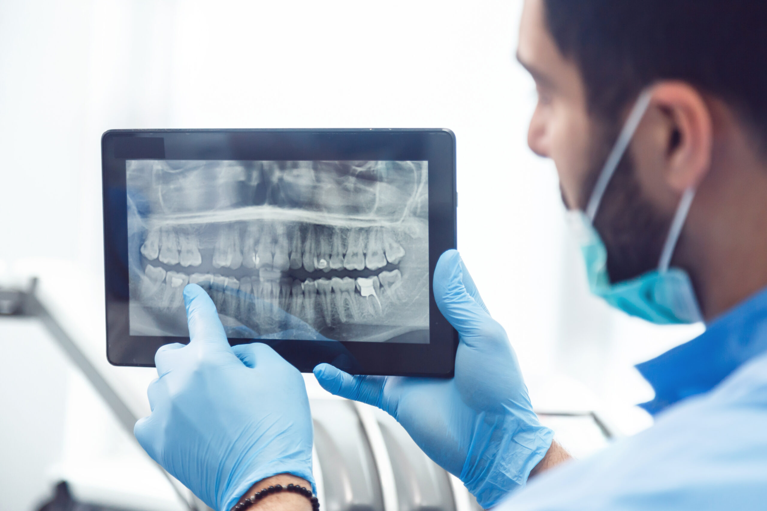 Profissional da radiologia odontológica que trabalha com exames digitais